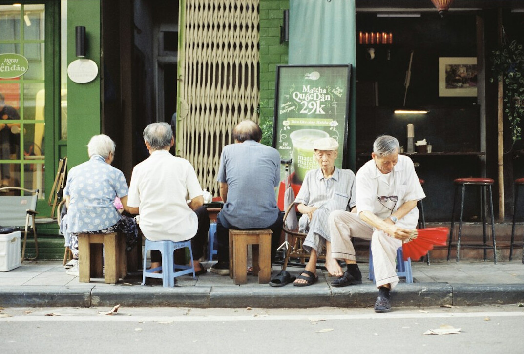 seniors enjoying coffee together